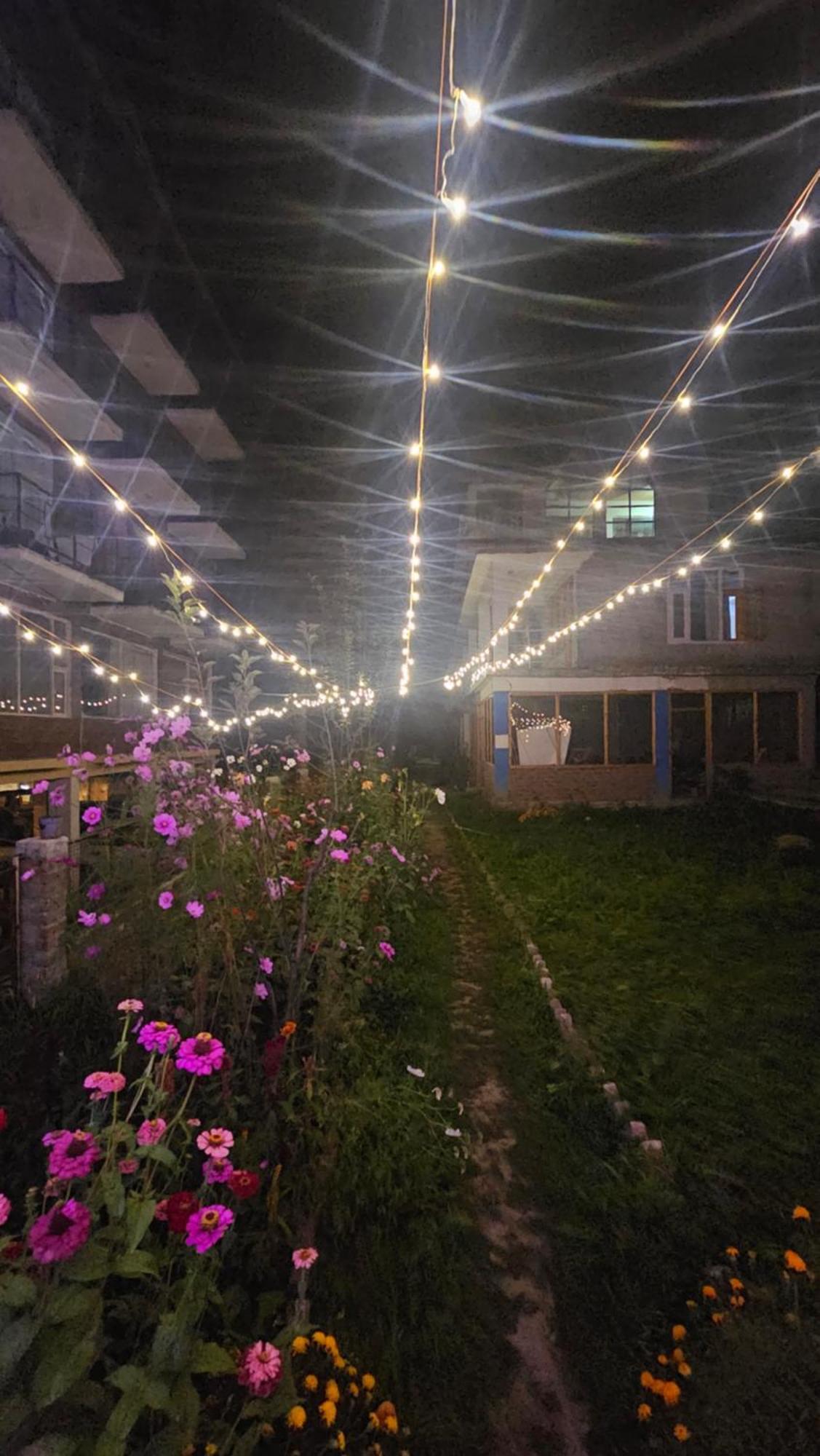 Hotel Apple Flower Manāli Exteriör bild